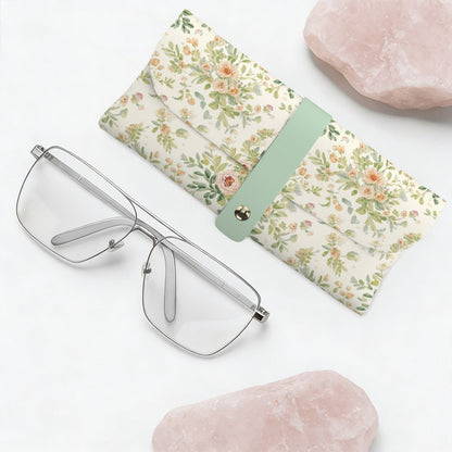 Blumenmuster Brillenetui aus PU-Leder mit Metallbrille auf weißem Hintergrund