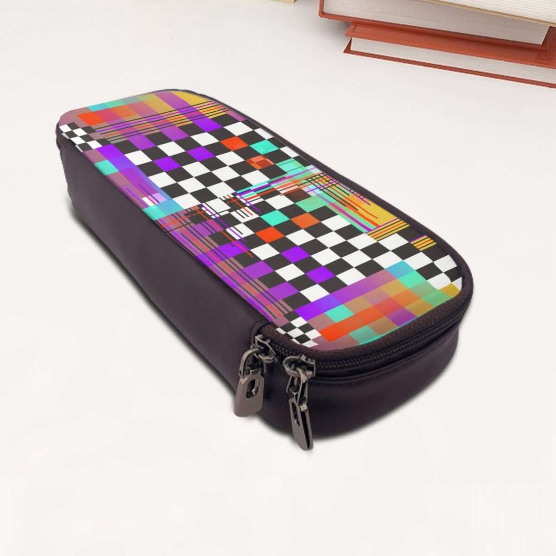 Vertikales Federmäppchen aus Leder mit Klappdeckel in buntem, geometrischem Design.