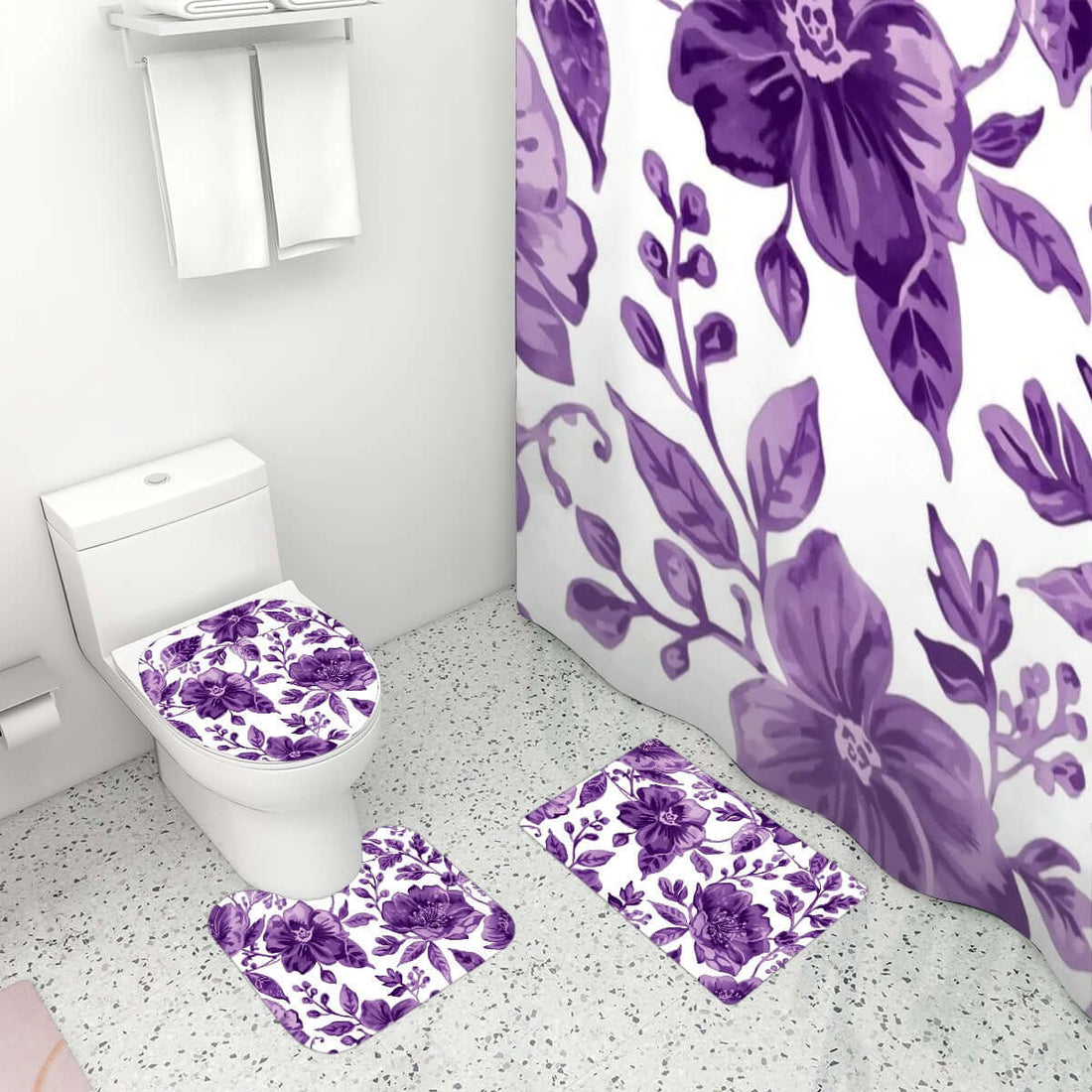 Badezimmerteppich-Set mit Duschvorhang, 4-teilig in violettem Blumenmuster, bestehend aus Teppich, Toilettensitz und U-förmigem Teppich.