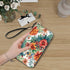 Blumige Clutch-Geldbörse für Damen - Hochwertige PU-Brieftasche mit floralem Design auf einem Tisch mit Blumen und Geschenkbox.