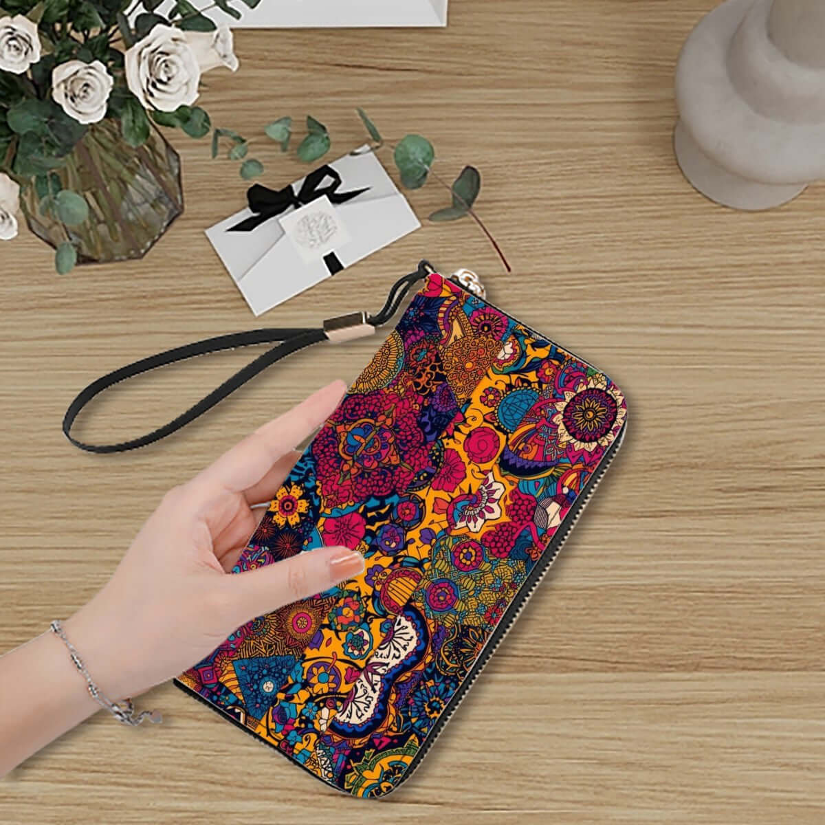 Hand holding a colorful Clutch-Geldbörse für Damen made of high-quality PU fabric, featuring large capacity and multiple card slots.