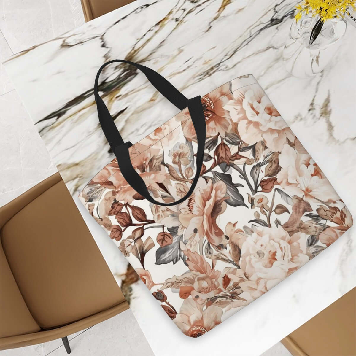 Große Tragetasche mit floralem Muster auf einem Marmortisch, Polyester, 19,6 "x15,7"x5,9", Umhängetasche enthalten.