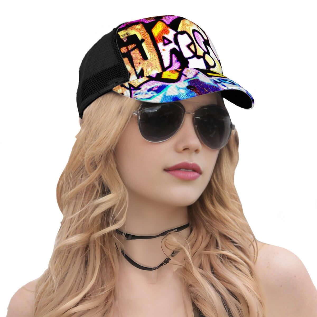 Frau trägt eine Baseballkappe mit Mesh-Einsatz aus Polyester-Twill und farbigem Sublimationsdruck, ideal für Komfort und Stil.