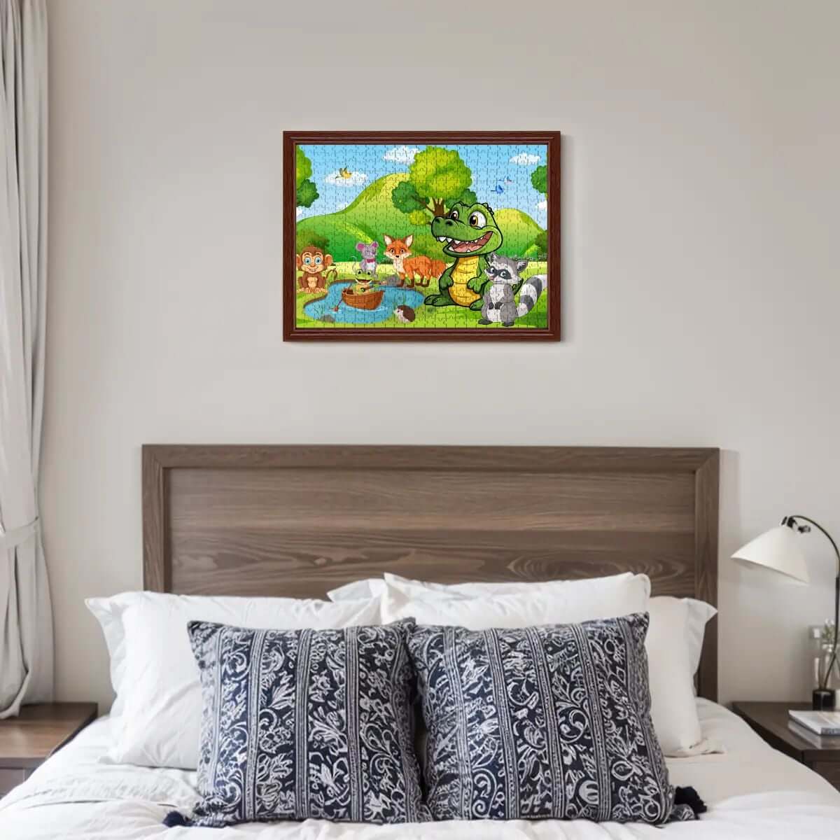 500-teiliges Holzpuzzle (horizontal) mit Tieren und Naturmotiv, eingerahmt über einem Bett.