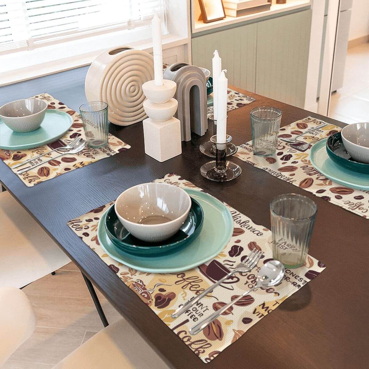 Doppellagige Tischsets aus Leinenimitat auf Esstisch mit Geschirr, doppelseitiges Design, Hitzeisolierung bis zu 60°C