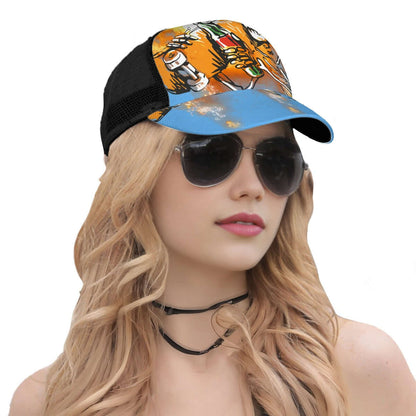 Modell trägt eine Baseballkappe mit Mesh-Einsatz und Sonnenbrille.