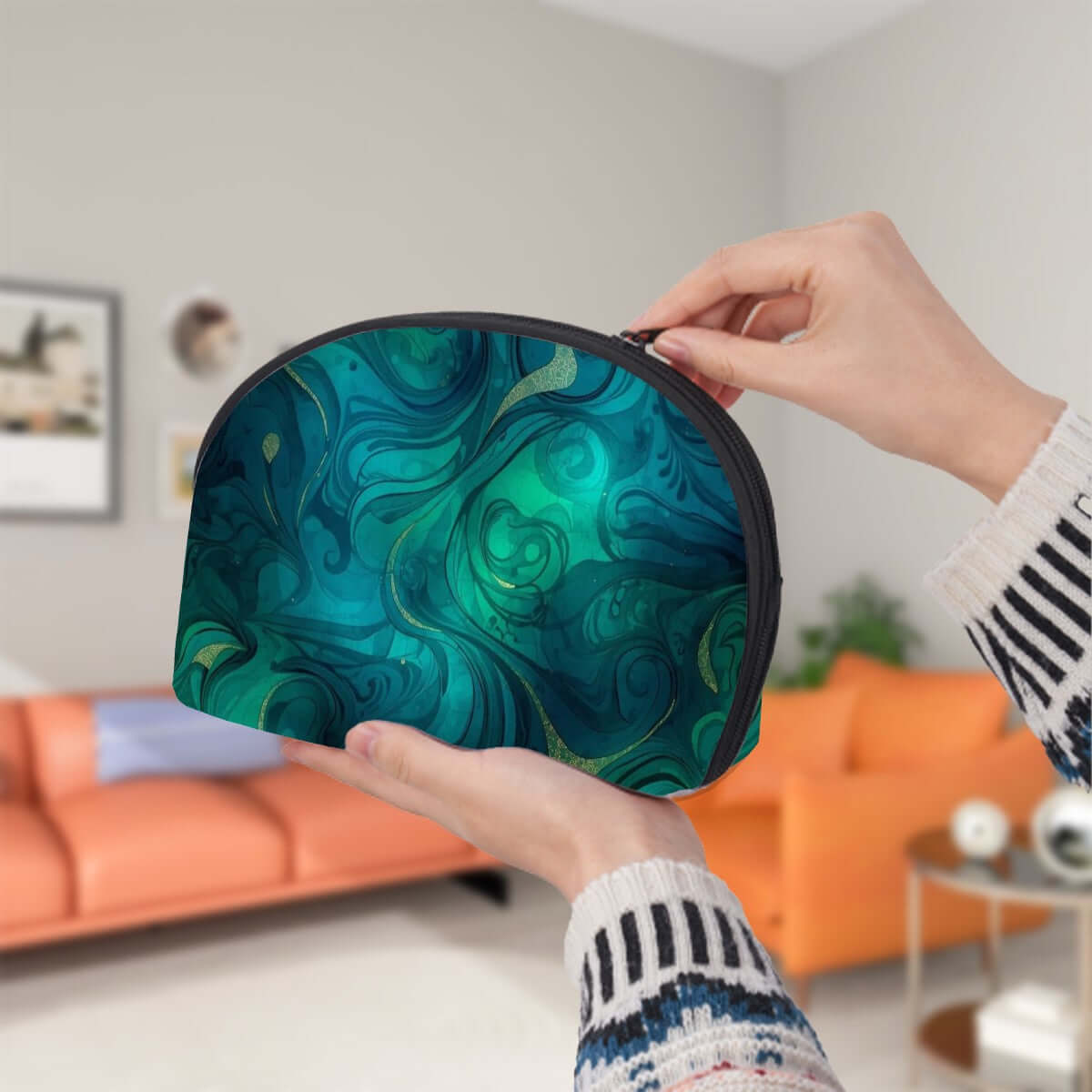 Storage Bags Set of 2 in polyester with abstract design, shown in large size with zipper closure for PU-Tragetasche für Damen.