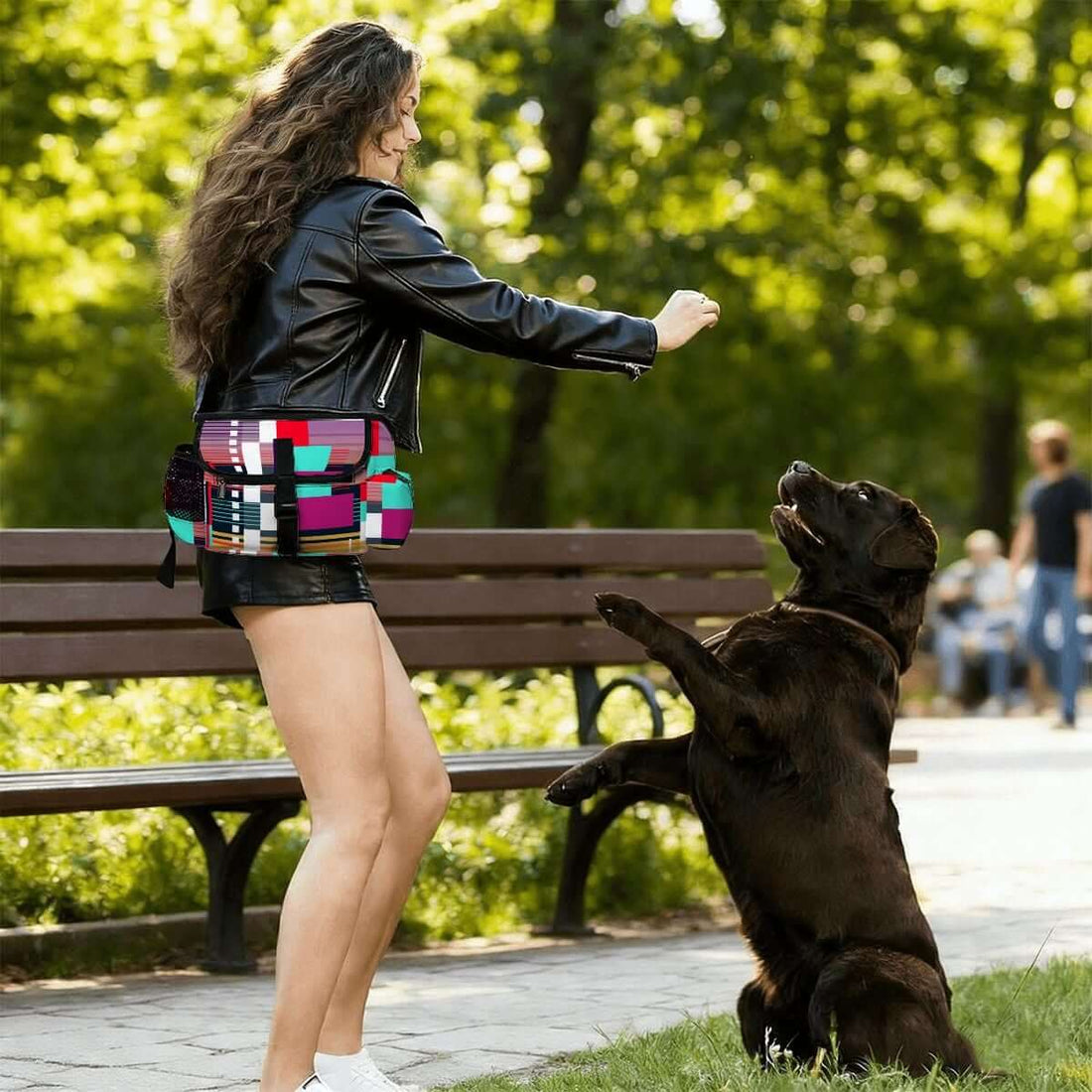 Hüfttasche für das Outdoor-Training von Haustieren, Damensportmode, spielender Hund im Park.