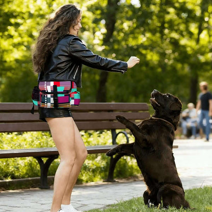 Hüfttasche für das Outdoor-Training von Haustieren, Damensportmode, spielender Hund im Park.