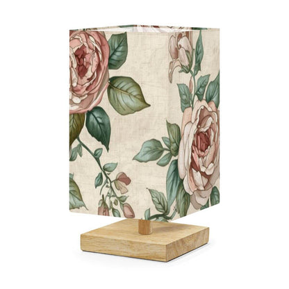 Quadratische Tischlampe mit Rosenblumenmuster, Leinenschirm und Gummiholzsockel. UV-Druck für gemütliche Wohnatmosphäre.