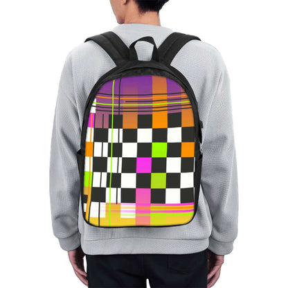 Bunte Quadrate auf dem Oxford Reise-Laptop-Rucksack mit USB-Anschluss, getragen von einer Person. Ergonomisches Design, ideal für Reisen.