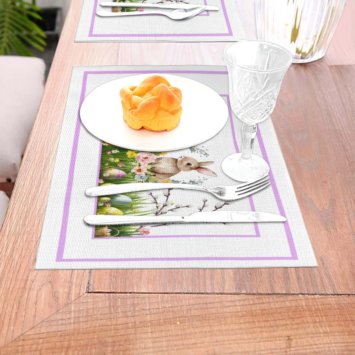 Tischset aus gewebtem PVC mit Kaninchendesign, Geschirr und Besteck auf Holztisch, hitzebeständig bis 80 °C, kratzfest, Details für Tischset aus gewebtem PVC ansehen.