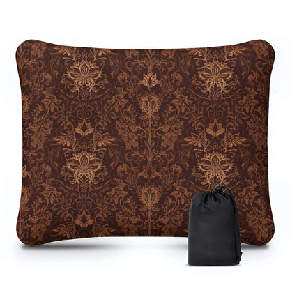 Aufblasbares Campingkissen aus Polyester mit einseitigem Ornament-Design und Transporttasche, ideal fürs flexible Outdoor-Schlafen.