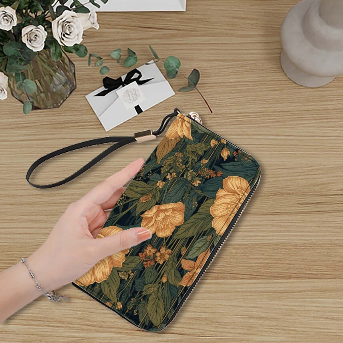 Clutch-Geldbörse für Damen aus hochwertigem PU-Stoff mit Blumendesign, zeigt doppelseitigen Druck und große Kapazität auf Holztisch.