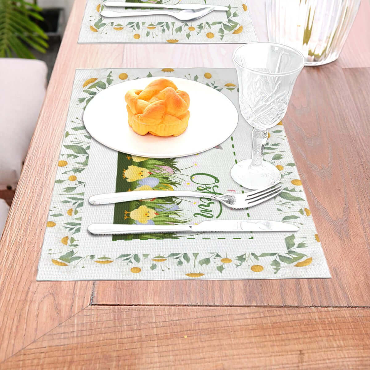 Tischset aus gewebtem PVC auf einem Holztisch mit Teller und Besteck, hitzebeständig und rutschfest. Details für Tischset aus gewebtem PVC ansehen.