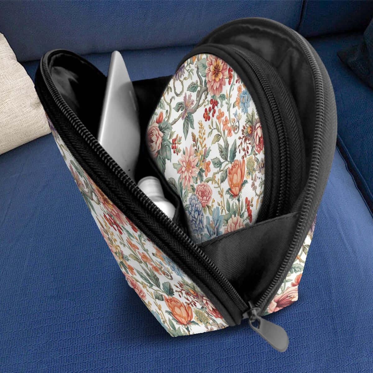 Aufbewahrungsbeutel-Set (2 Stück) auf Sofa, geöffneter Reißverschluss, Blütendesign, zeigt große Kapazität und Polyester-Material