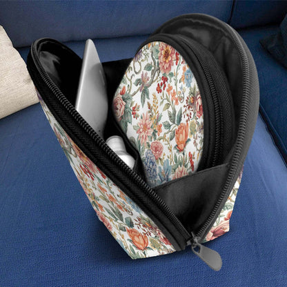 Aufbewahrungsbeutel-Set (2 Stück) auf Sofa, geöffneter Reißverschluss, Blütendesign, zeigt große Kapazität und Polyester-Material