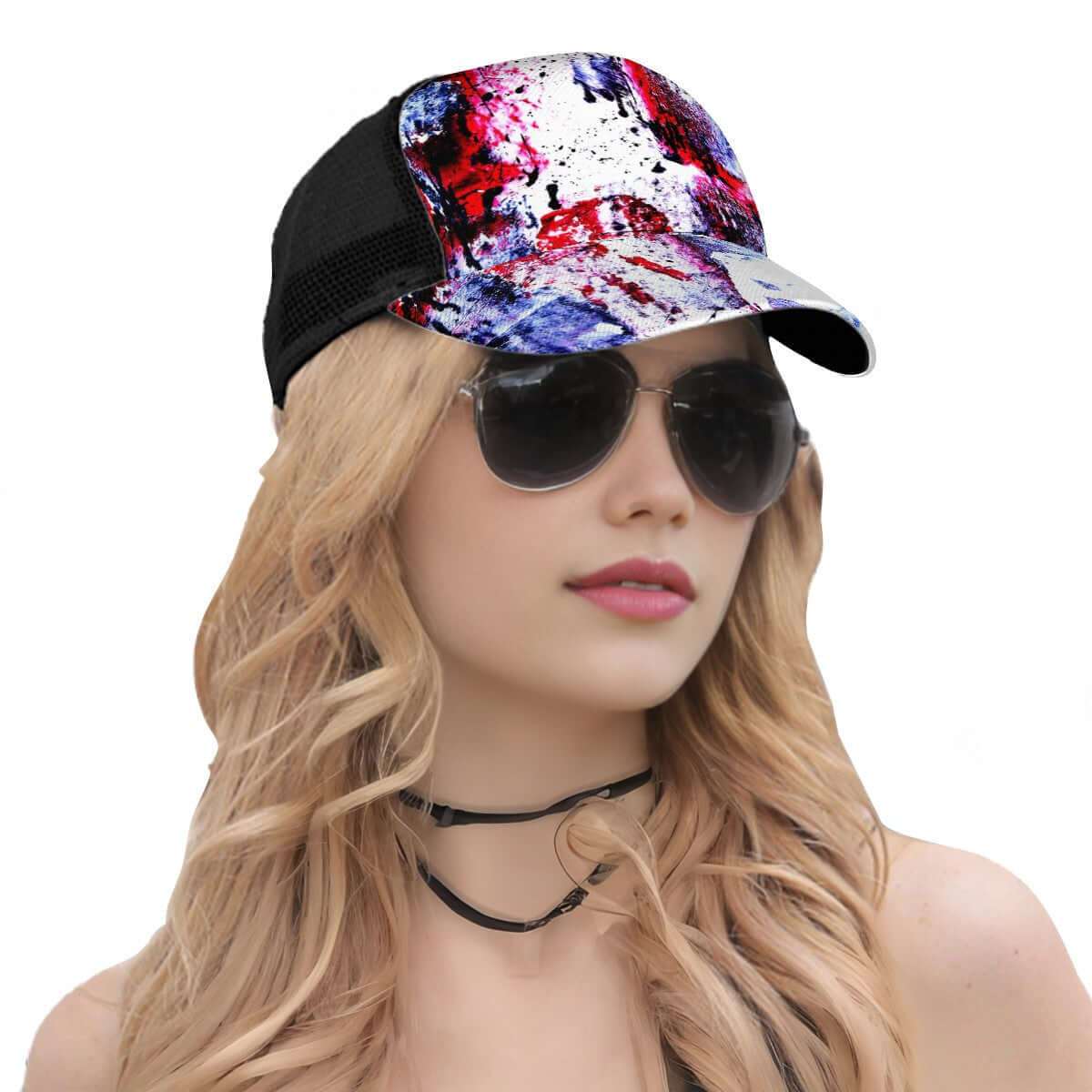 Stylish woman wearing Baseballkappe aus Mesh (vollständiges Muster) with colorful design.