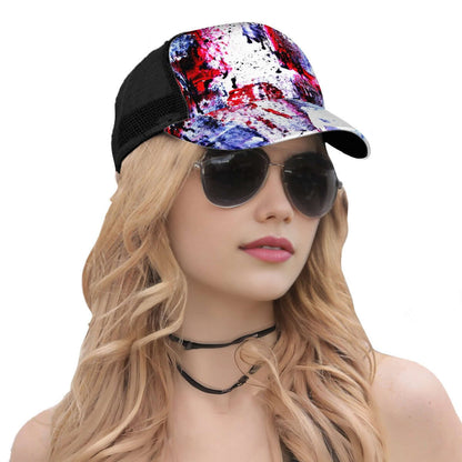 Stylish woman wearing Baseballkappe aus Mesh (vollständiges Muster) with colorful design.