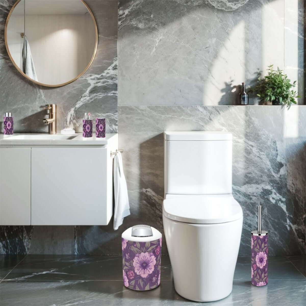 Badezimmer mit Badezimmer-Accessoires-Set, 5-teilig in Lila Blumenmuster, inklusive Zahnbürstenbecher und Mülleimer aus Plastik.