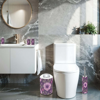 Badezimmer mit Badezimmer-Accessoires-Set, 5-teilig in Lila Blumenmuster, inklusive Zahnbürstenbecher und Mülleimer aus Plastik.