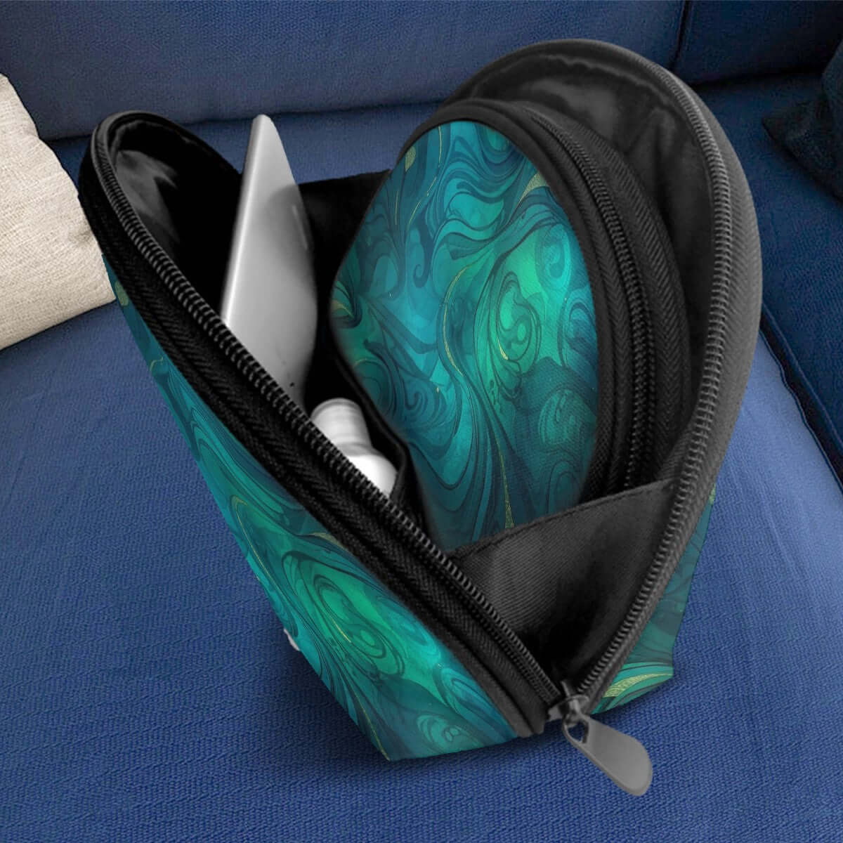 Aufbewahrungsbeutel-Set 2Teilig auf einem Sofa, gefüllt mit Elektronik, großer Beutel mit einseitigem Druck, ideal zur Aufbewahrung.