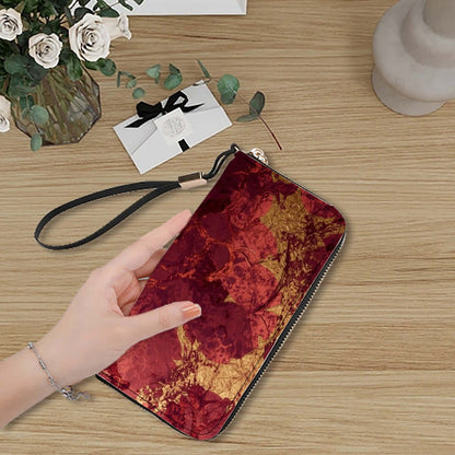 Clutch-Geldbörse für Damen aus PU mit rotem Blumenmuster, auf einem Holztisch liegend, mit einer Hand, die die Brieftasche hält.