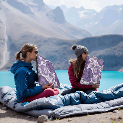 Zwei Frauen nutzen Video Aufblasbares Campingkissen am See, hautfreundliches und atmungsaktives Design, Polyester, Outdoor-Abenteuer.