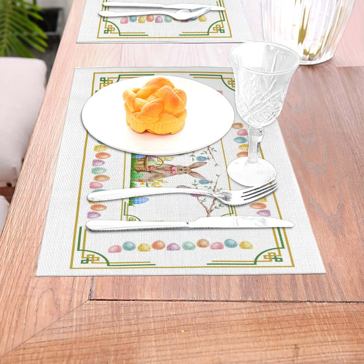 Tischset aus gewebtem PVC auf Holztisch mit Teller, Brot und Glas. 18"x12" hitzebeständiges Tischset, kratz- und fleckenresistent.