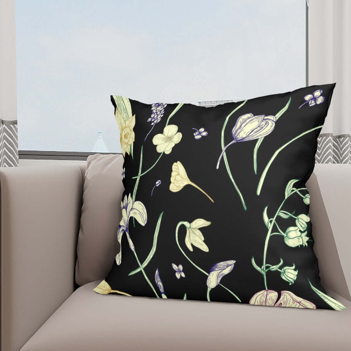 Floral design pillow from Ganzjahres-Kissenbezüge, 4er-Set, showcasing vibrant colors on a couch, perfect for home decor.