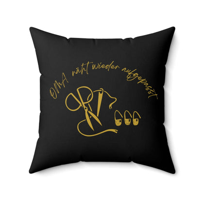 Dekokissen mit ein Näh Motiv Design in Schwarz mit goldenen Näheinstrumenten und Schrift, ideal als stilvolle Wohnkultur Ergänzung.