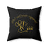 Dekokissen mit ein Näh Motiv Design in Schwarz mit goldenen Stickerei Akzenten, perfekt für moderne Wohnkultur.