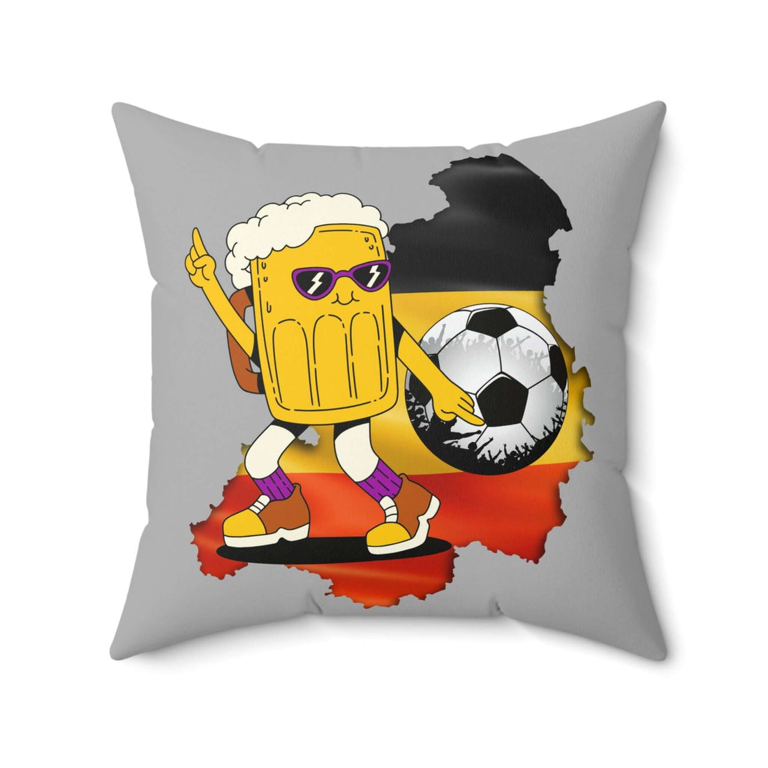 Deutsches Bier Fußball Kissen, Lustiges Wohndekor mit Cartoon-Bierfigur und Fußball auf grauem Hintergrund.