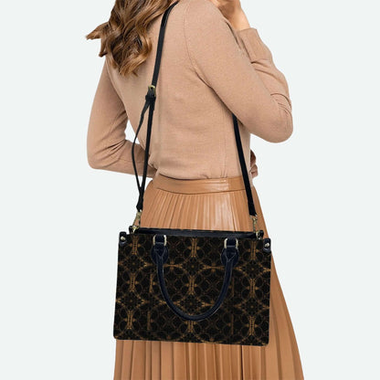 PU-Tragetasche für Damen mit UV-Druck, Musterdesign und schwarzen Griffen, gezeigt am Schulter einer Frau.