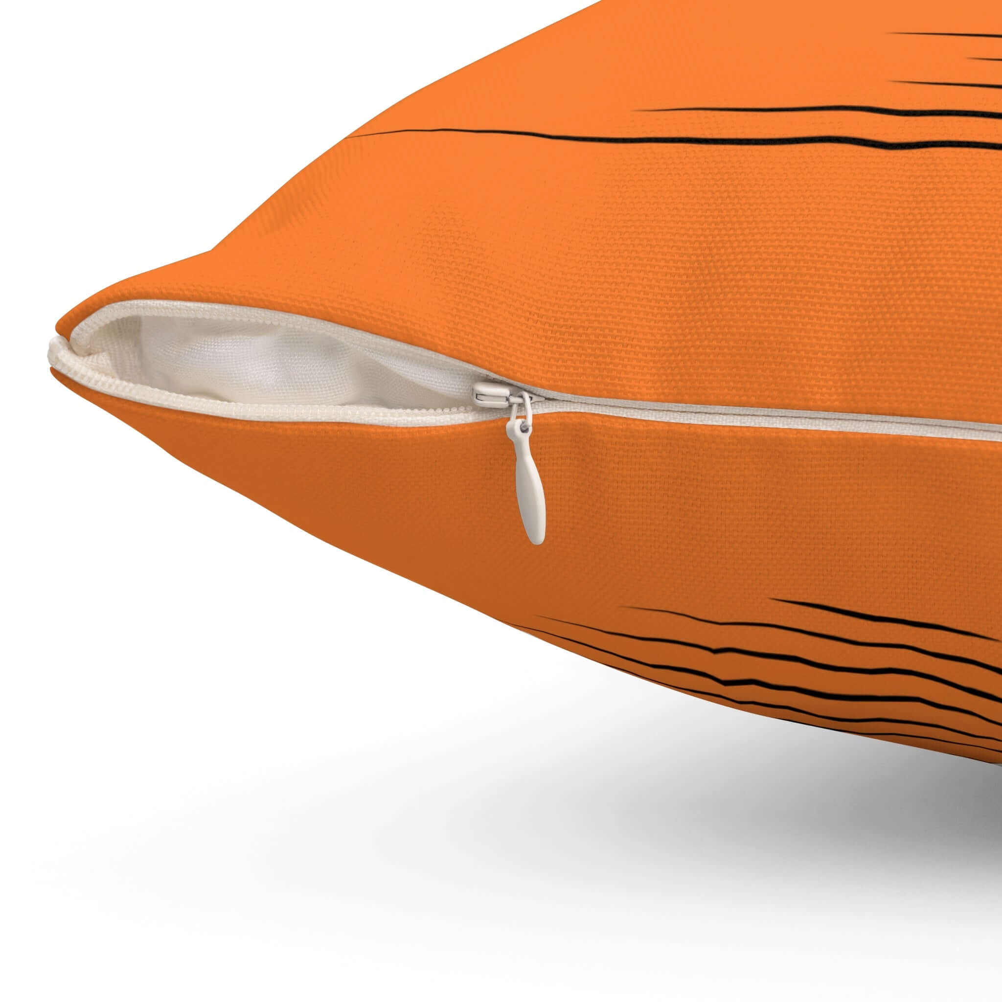 Dinosaurier-inspiriertes Dekokissen, Lustiges Wohndekor - Detailansicht eines orangen Kissenbezugs mit Reißverschluss. Kissen