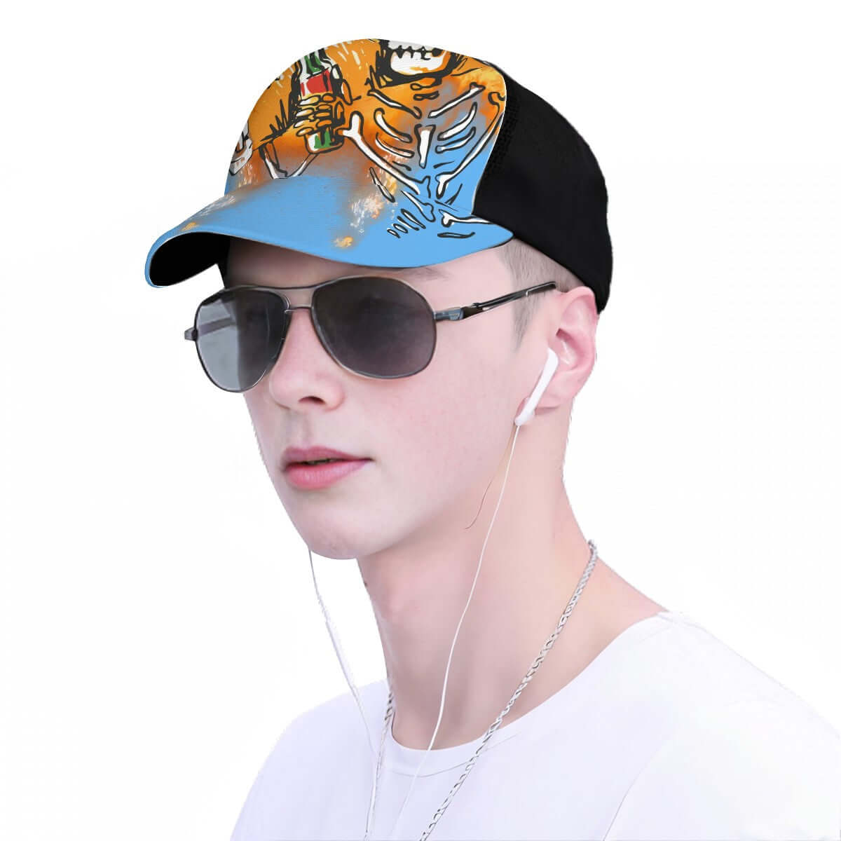 Modell trägt eine Baseballkappe mit Mesh-Einsatz und Sonnenbrille, ideal für stilvolle Freizeitlooks.