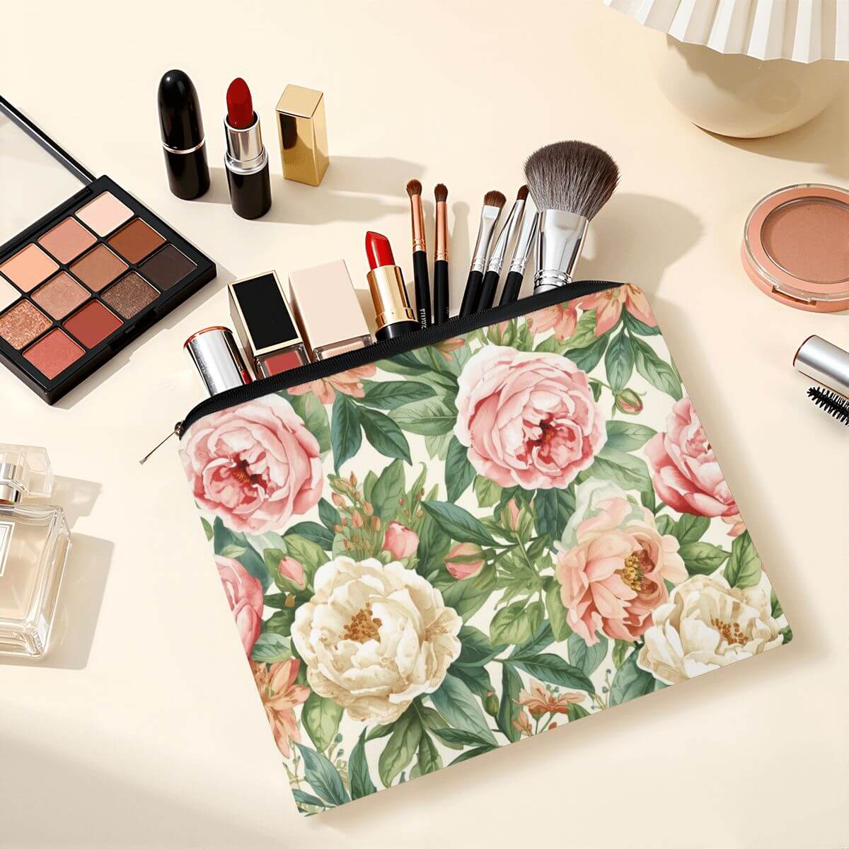 Reise-Kosmetiktasche mit Blumendesign aus hochwertigem Polyester, perfekte Aufbewahrungslösung für Ihre Reiseartikel.