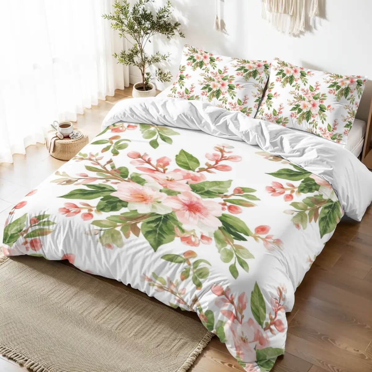 Floral Queen-Bettwäsche-Set aus 90GSM Polyester mit Sublimationsdruck, zeigt Bettbezug und Kissenbezüge in einem Schlafzimmer.