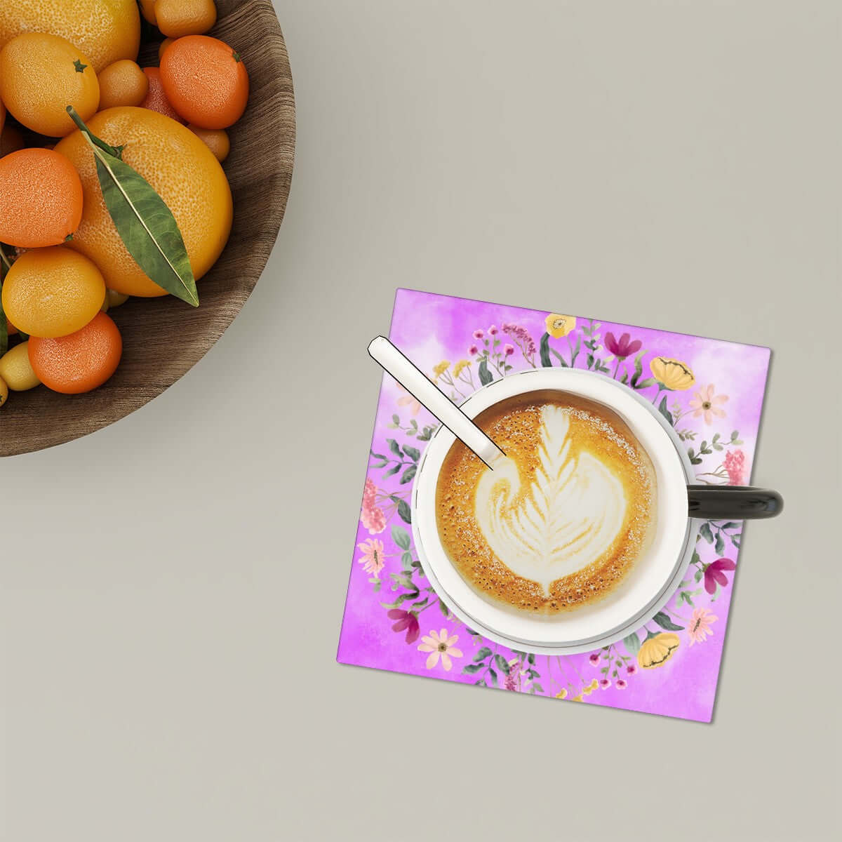 Quadratische Keramikuntersetzer, 6 Stück, mit floralem Design, UV-Druck. Untersetzer mit Kaffeetasse und Obstschale.