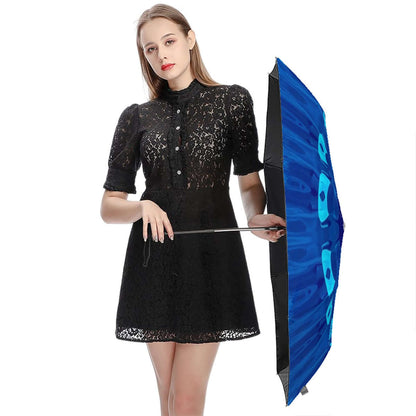 Frau mit UV-Schutz-Regenschirm, blauer einseitiger Druck, stabiler und windfester Rahmen, Details für UV-Schutz-Regenschirm ansehen