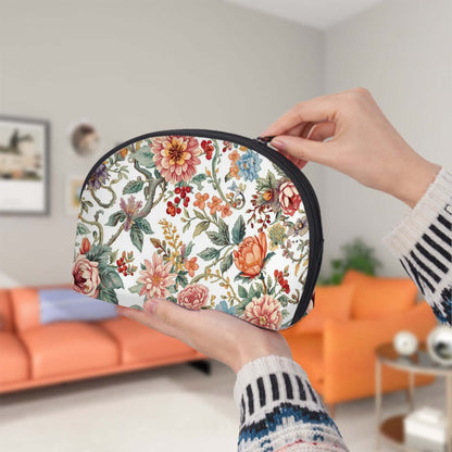 Frau hält großes florales Aufbewahrungsbeutel-Set (2 Stück) aus Polyester mit Reißverschluss. Perfekt für unterschiedliche Bedürfnisse.