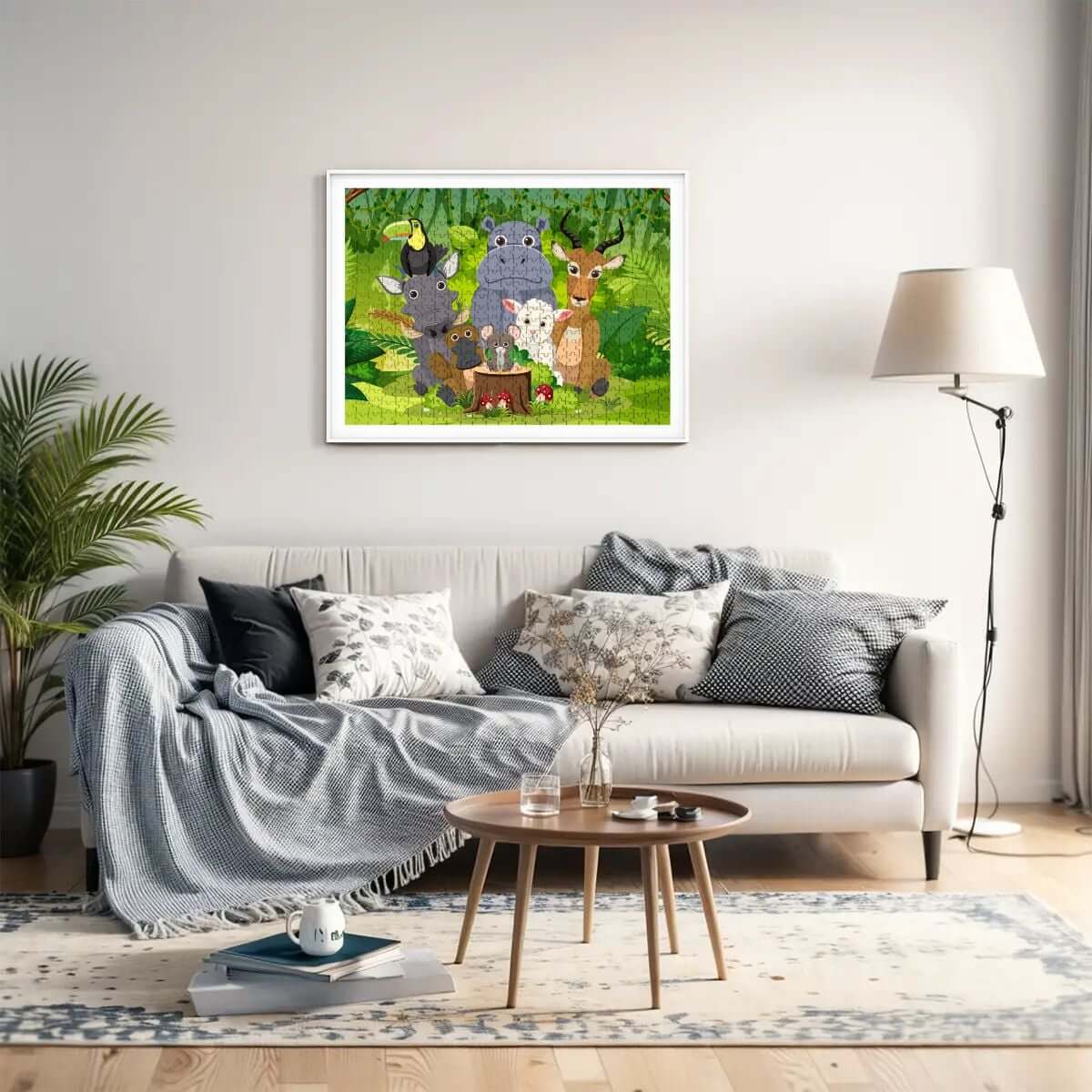 500-teiliges Holzpuzzle (horizontal) mit bunten Tieren in einem grünen Wald, eingerahmt in einem modernen Wohnraum.