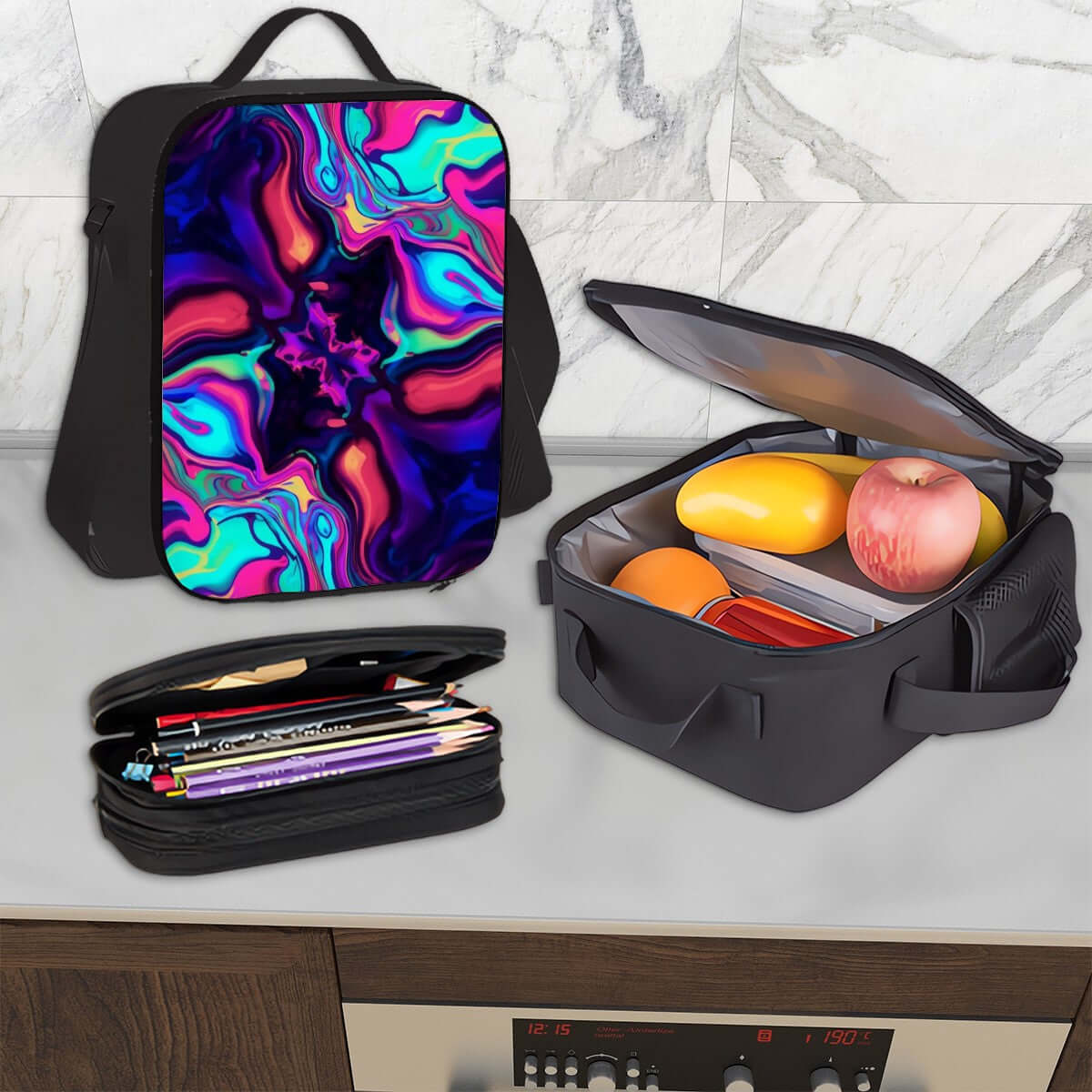 3er-Set Taschen (Oxford-Rucksack, Lunchtasche &amp; Federmäppchen) auf Küchenarbeitsfläche. Oxford-Stoff mit stilvollem Design.