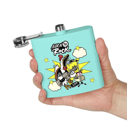 Edelstahl-Flachmann Born to Rock mit 170 ml Fassungsvermögen in Hand; ideales Geschenk für Musikliebhaber und Soldatenansicht geeignet.