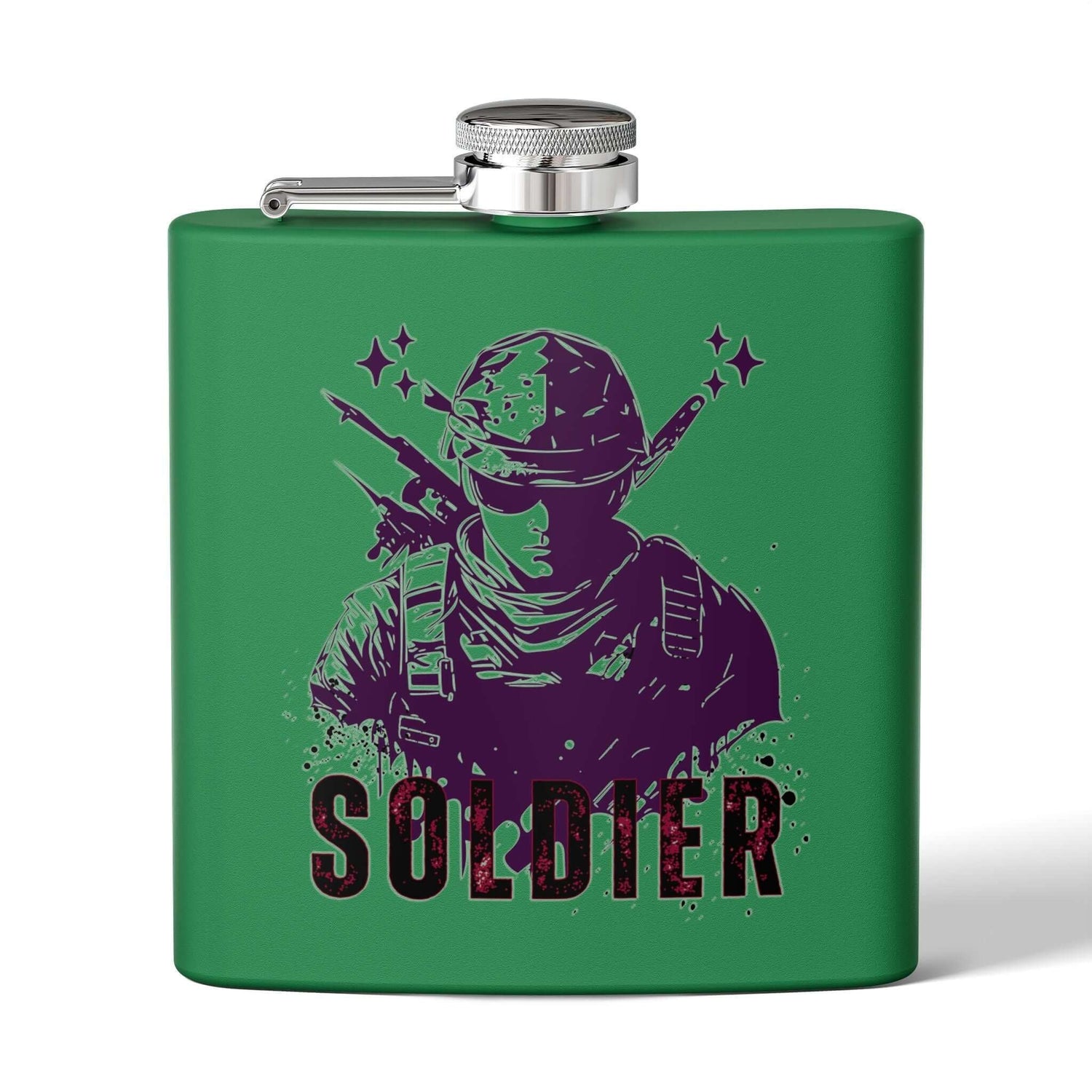 Grüner Edelstahl-Flachmann für Soldaten mit stilisiertem Soldaten-Design, ideales langlebiges Geschenk für Outdoor-Aktivitäten.
