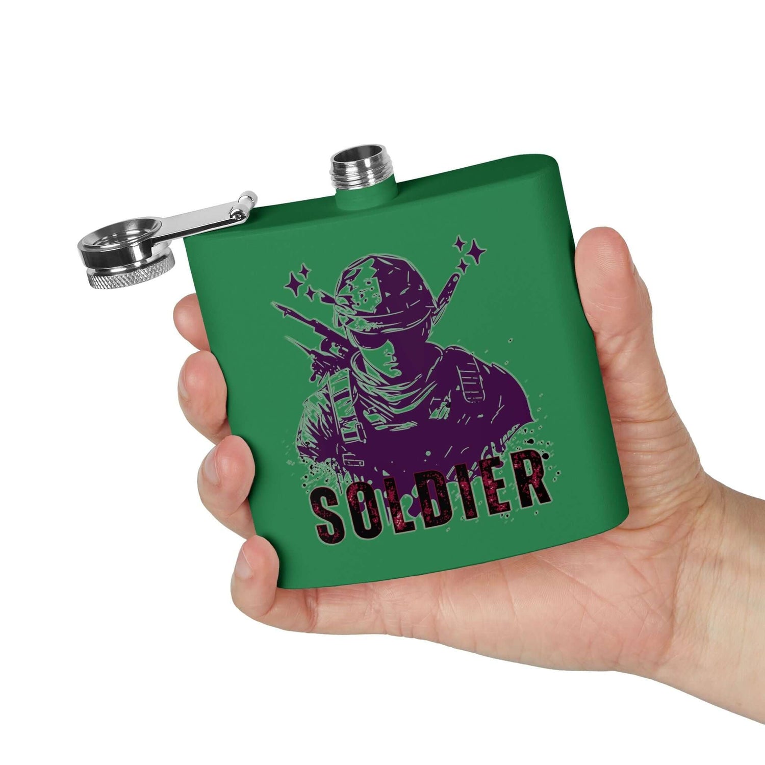 Edelstahl-Flachmann für Soldaten auf grünem Hintergrund mit Soldatenmotiv, ideal als langlebiges Geschenk für unterwegs, Details ansehen