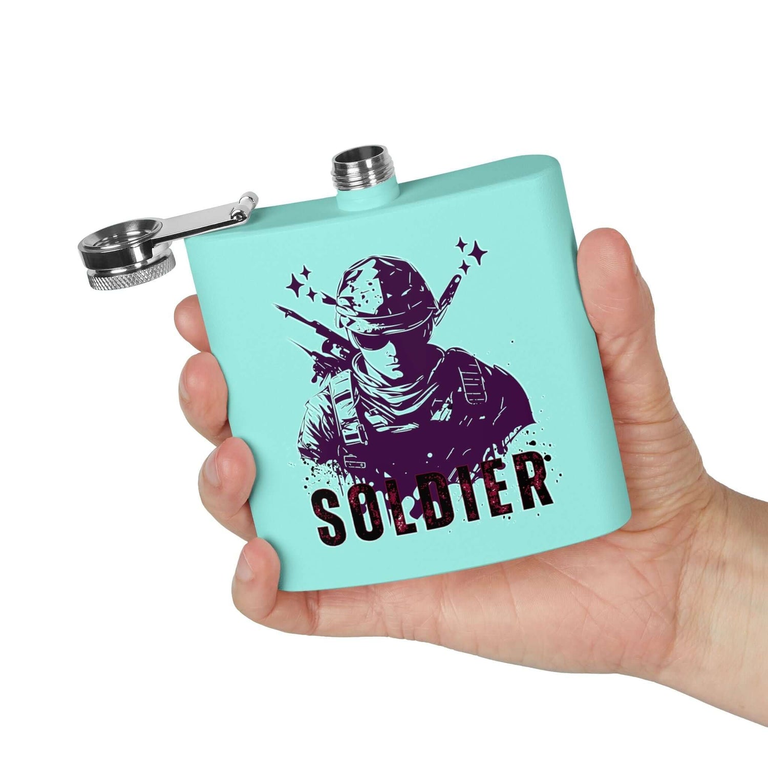 Edelstahl-Flachmann für Soldaten in einer Hand mit Soldatenmotiv, langlebiges und praktisches Geschenk für unterwegs.