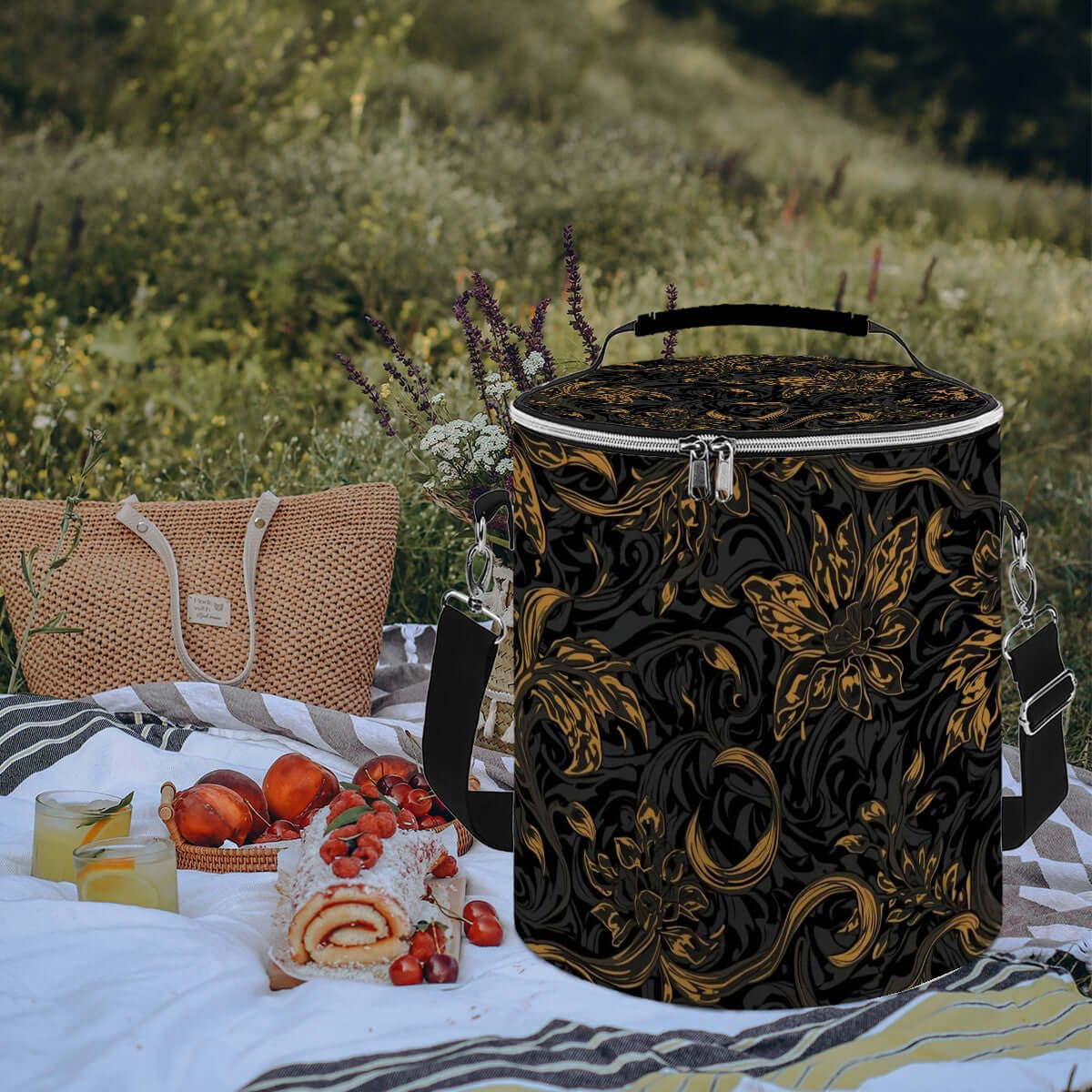 Camping-Kühltasche tragbar im Blumenmuster, isoliert und wasserdicht, perfekt für Picknicks im Freien auf einer Wiese mit Snacks.