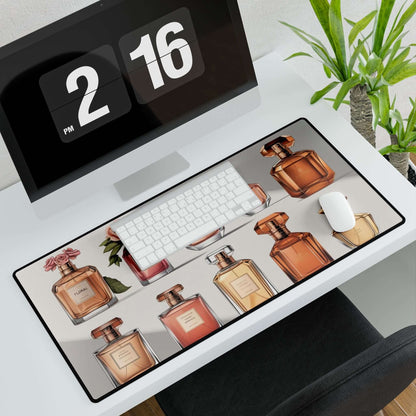 Elegante Parfüm-Schreibtischmatte, stilvolle Schreibtischunterlage auf weißem Bürotisch mit Computer und Pflanze, inspirierend und produktivitätssteigernd