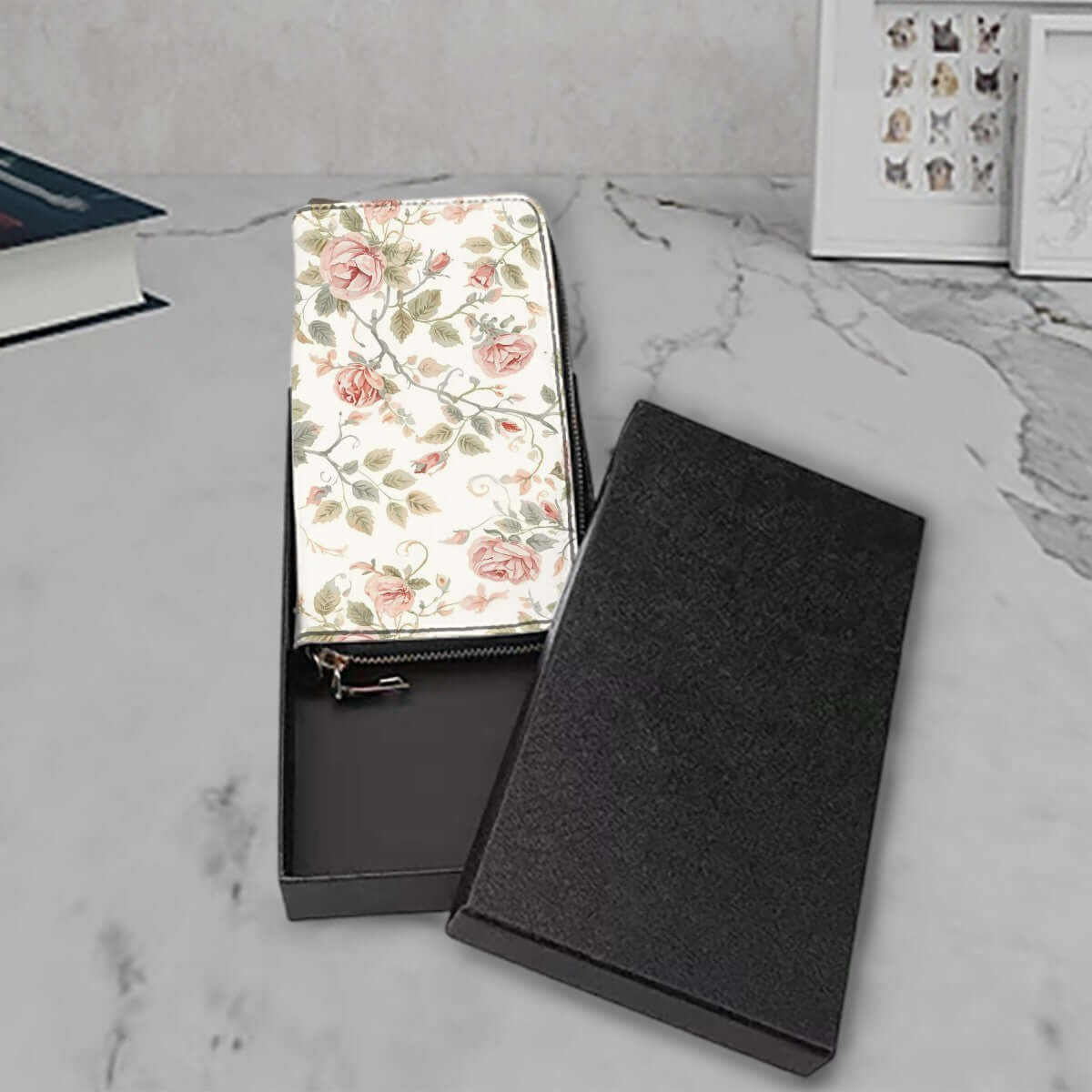 Clutch-Geldbörse für Damen - Stilvolle PU-Wallets mit floralem Design in Geschenkbox auf Marmor-Hintergrund